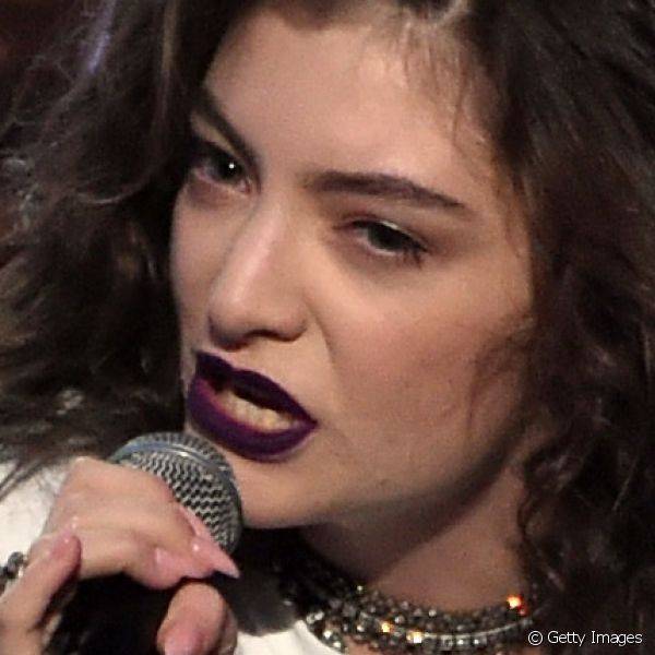 Durante seu show no American Music Awards 2014, a cantora escolheu o seu tradicional batom roxo escuro